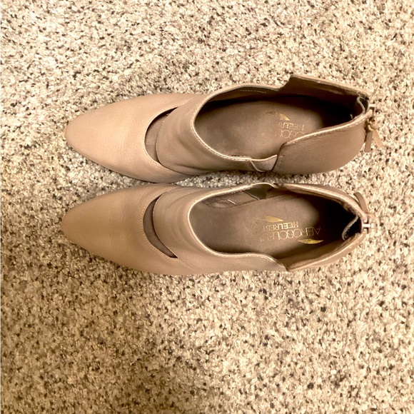 Aerosoles, Heelrest, tan pumps, size 9 - Picture 3 of 4